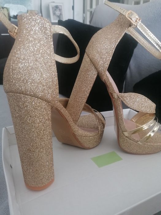 Sandália de plataforma douradas NOVAS