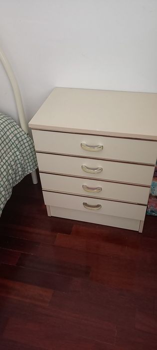 Cama solteito e mesinha cabeceira