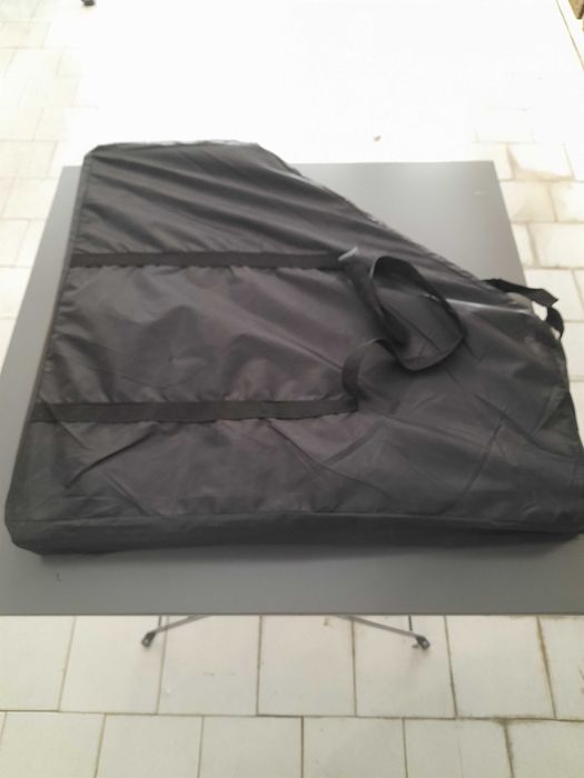 Tabuleiro em MDF ,forrado a felpa verde com 8 lugares de jogo de cartas dobrável em 4 partes.