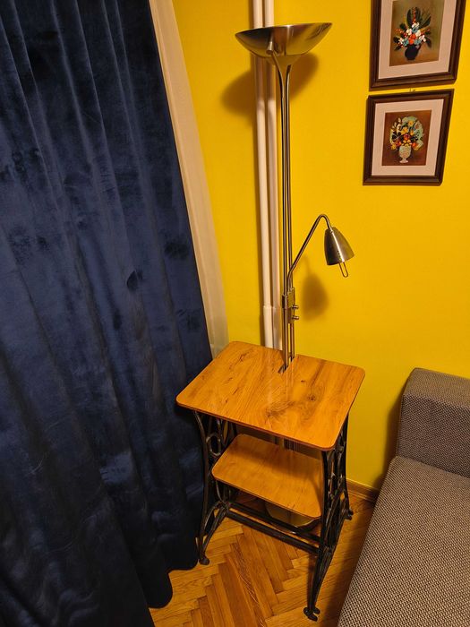 Stolik nocny z lampą