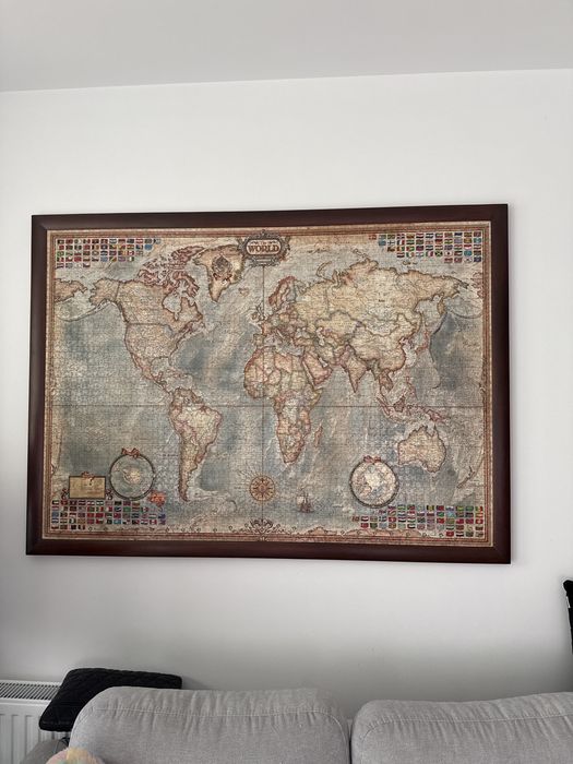 Duża mapa świata w drewnianej ramce