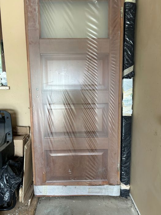 Wewnętrzne nowe drzwi drewniane