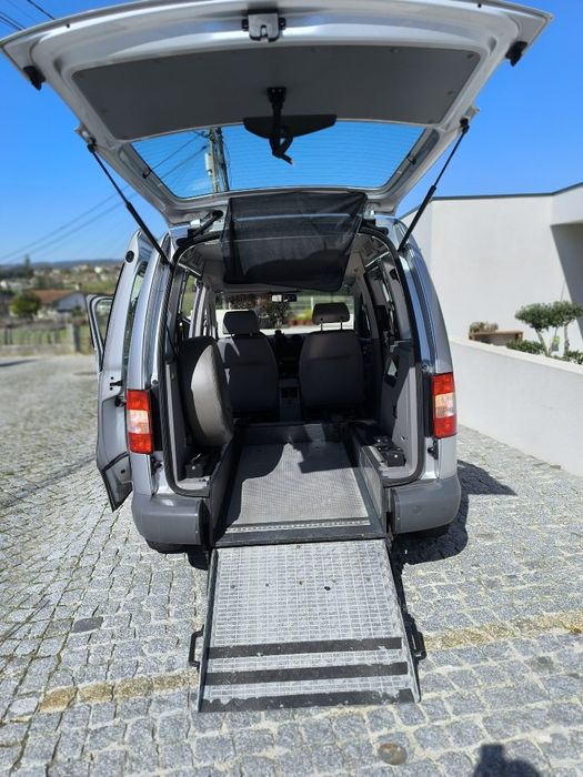 Vendo carrinha VW Caddy adaptada com rampa para o transporte de cadeira de rodas. Legalizada