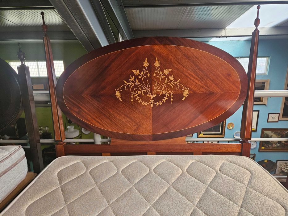 Cama antiga estilo D. Maria com estrado e colchão - Bom estado