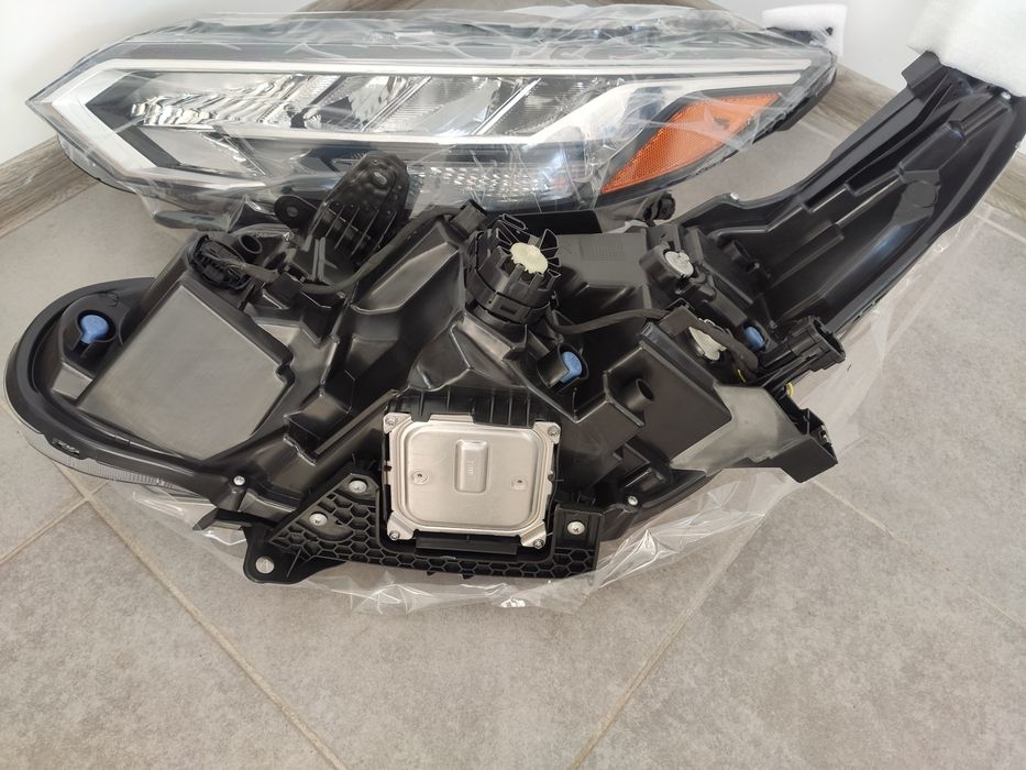 Nissan sentra 2020 - 2024 є led і звичайна права ліва фара