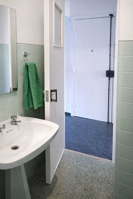 Quarto com vista para ponte 25 de abril, zona tranquila e segura.