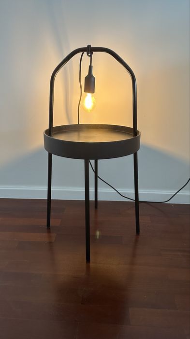 2 mesas de cabeceira com luz