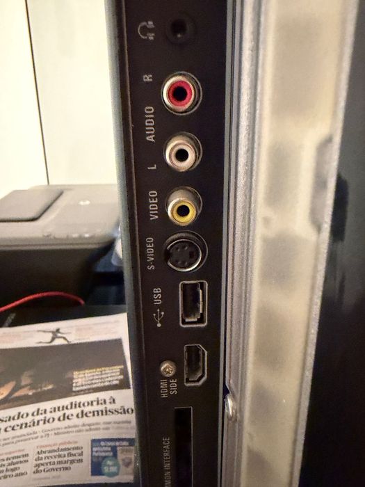 Vendo televisão e aparelhagem