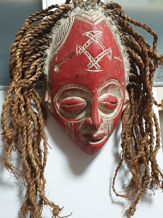 Fantástica grande máscara africana em madeira esculpida à mão