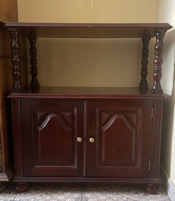 Móvel de apoio em madeira maciça para sala