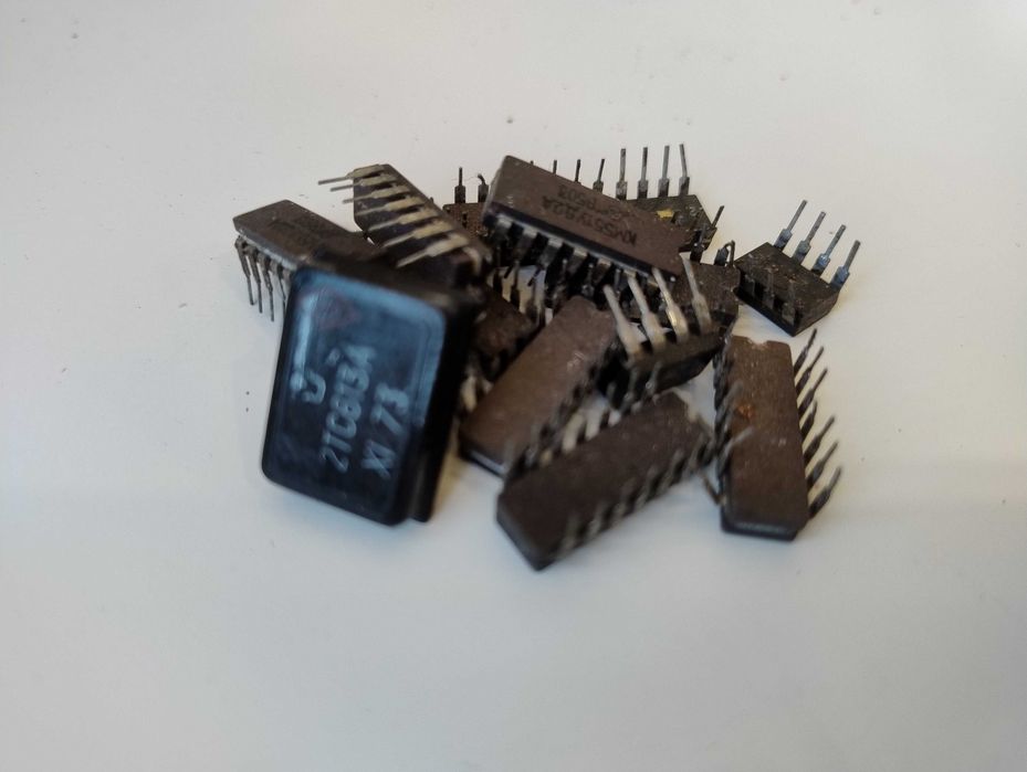 Продам ,транзисторы 2Т818А, КТ801, КТ814 и др.  на радиаторах и без одним лотом.