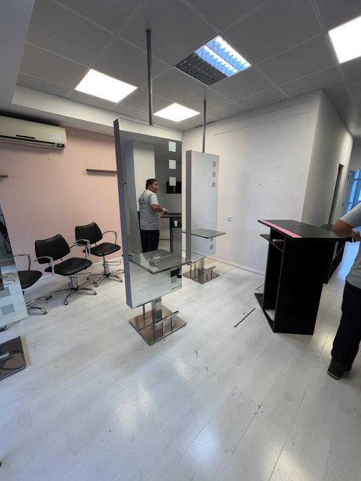 Bancada de Cabeleireiro Dupla (Ilha) com Apoio de Pés