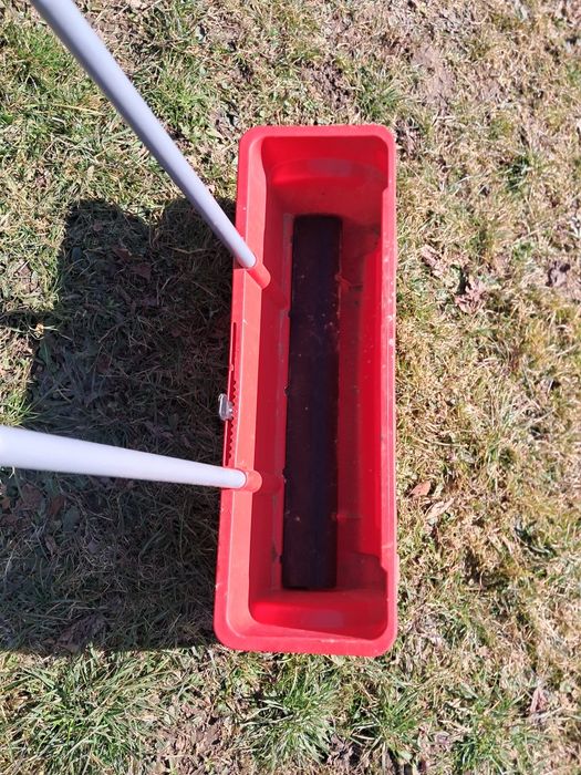 Siewnik do trawy lub nawozu