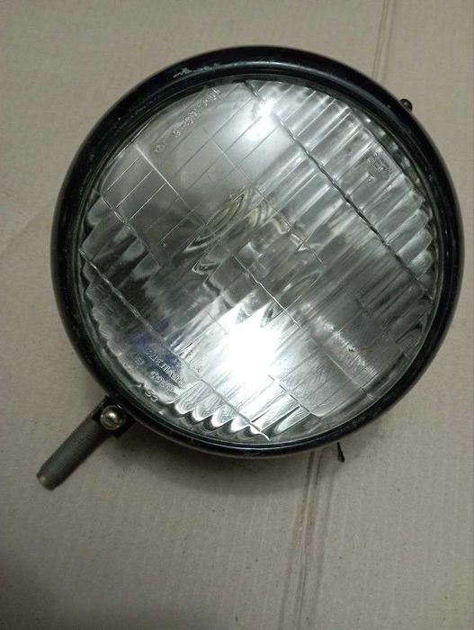 Фара в металевому корпусі