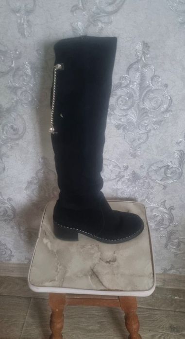 Продам зимние замшевые сапоги