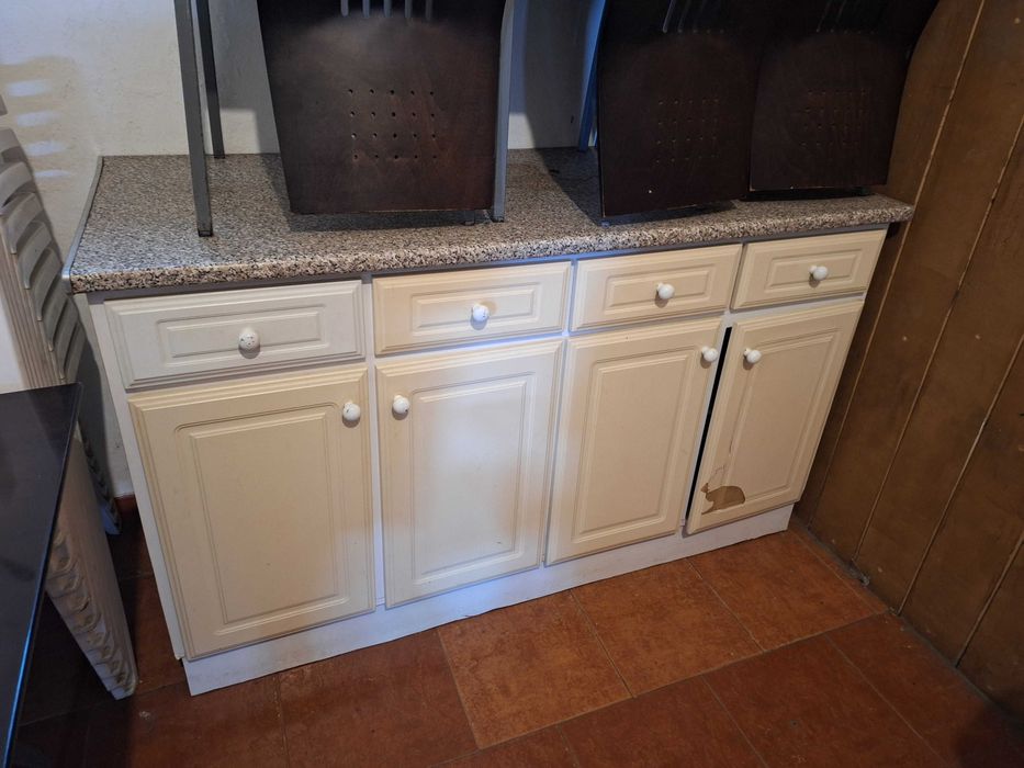 Móvel com Portas e prateleiras