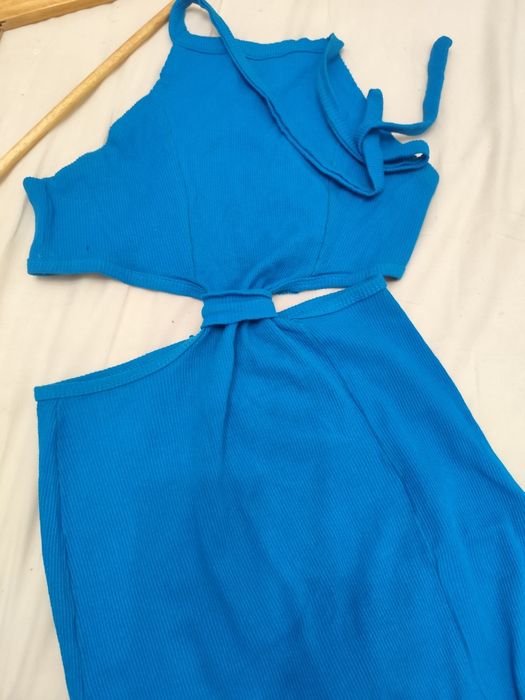 Vestido lindo midi com uma fenda nas laterais