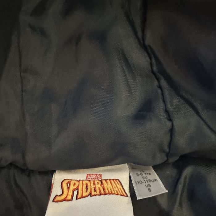 Безрукавка людина павук