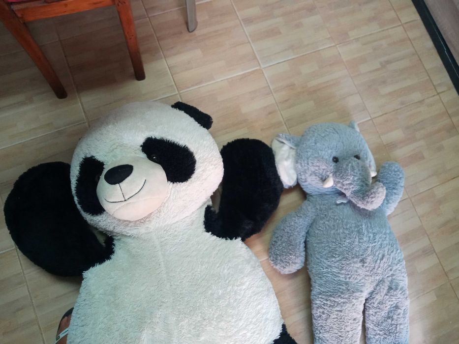 2 peluches grandes o panda mede 1.40 o elefante 90cm