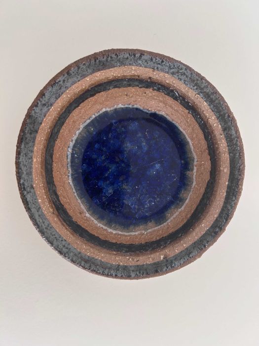Taça em barro com fundo vidrado a azul cobalto