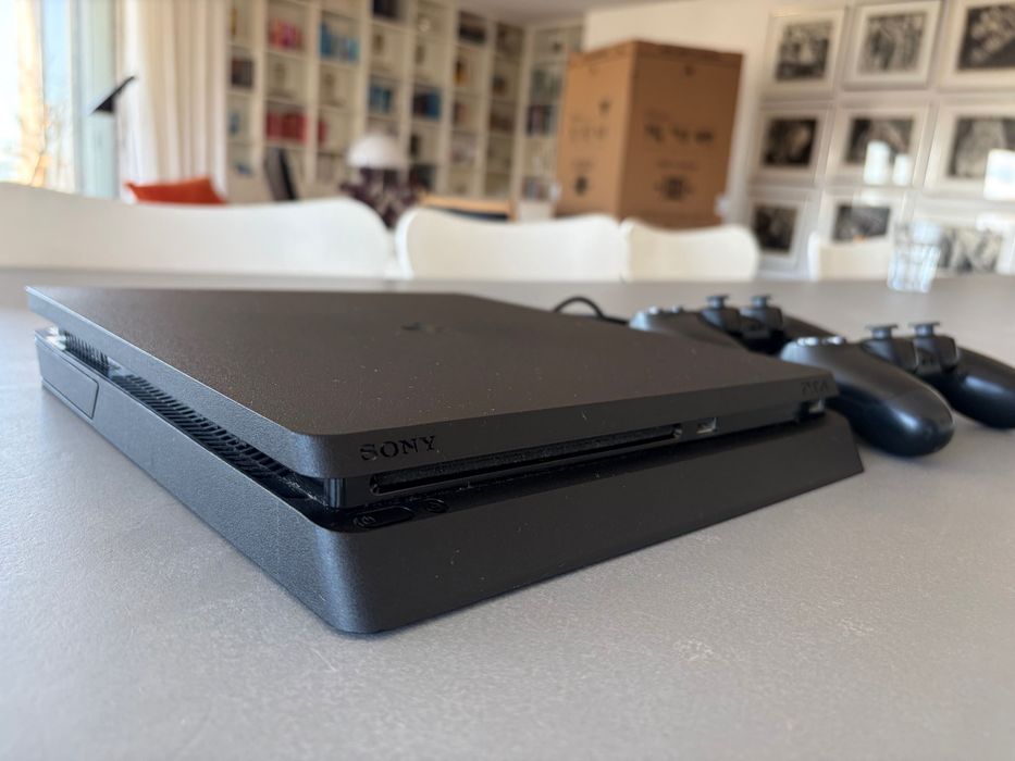 PlayStation4 Slim + PS4 Official Dualshock4 Controller x2