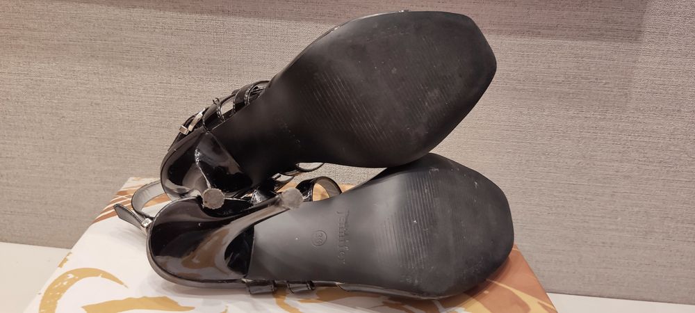 Sandały na obcasie lakierowane rozmiar 36