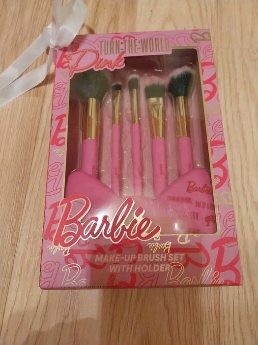Witam. Sprzedam nowy zestaw pędzli do makijażu ze stojakiem Barbie.