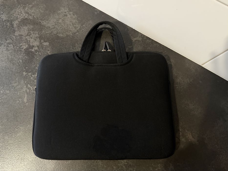 czarna piankowa torba z uchwytami rączkami na laptopa notebooka