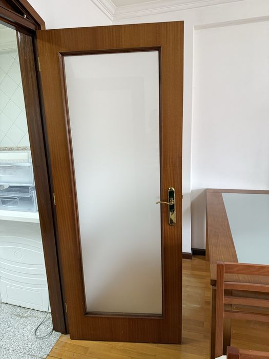 Conjunto de 2 portas interiores em madeira com vidro fosco