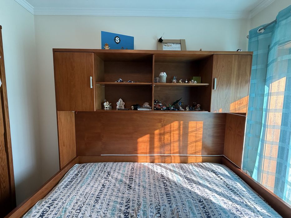 Cama solteiro com arrumacao ou outra cama por baixo mais secretária