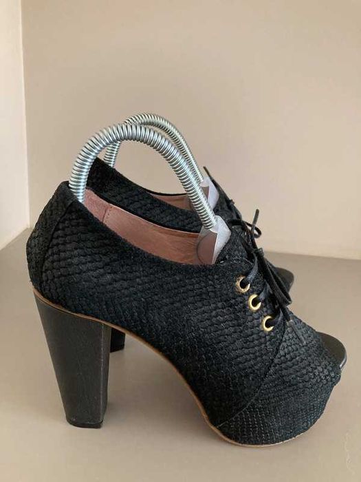 Sapatos compensados pretos