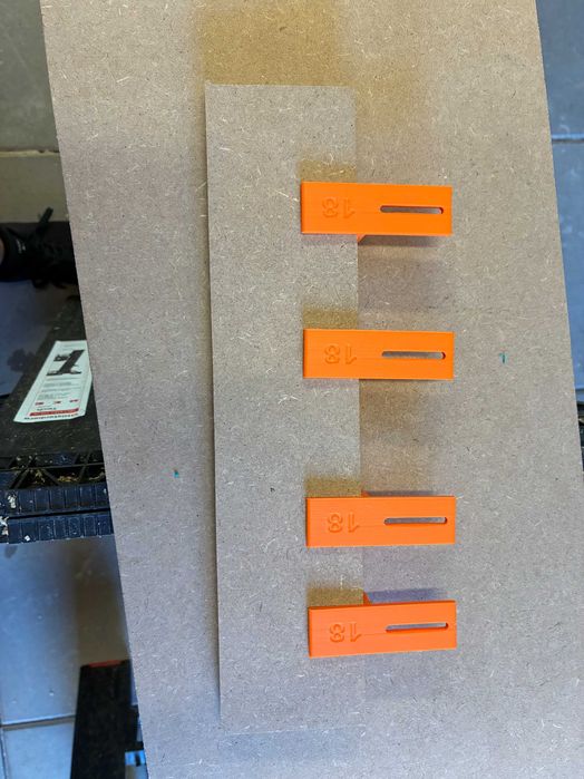 Przyrząd do trasowania maskownic + uchwyt na ołówek