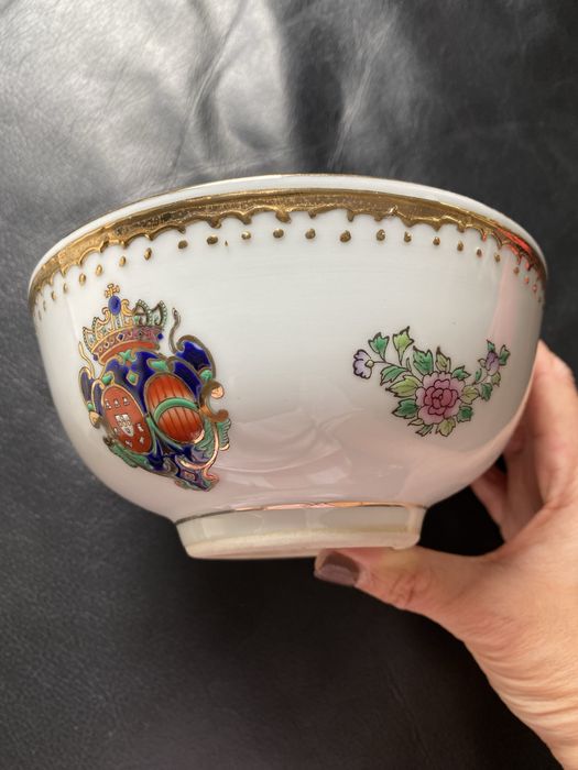 Taça decorativa em porcelana com brasão e decoração floral