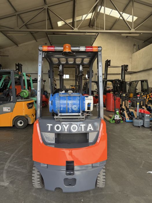 Wózek widłowy Toyota 02-8FGF15 Bardzo malo godzin