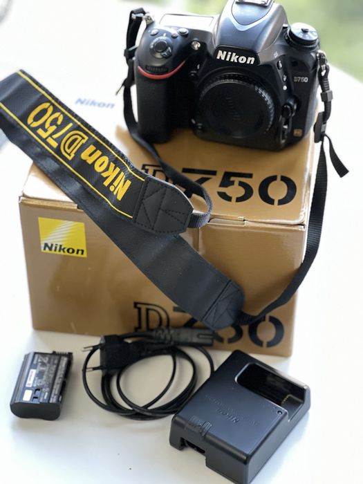 Дзеркальна камера Nikon D750 Body рідний комплект