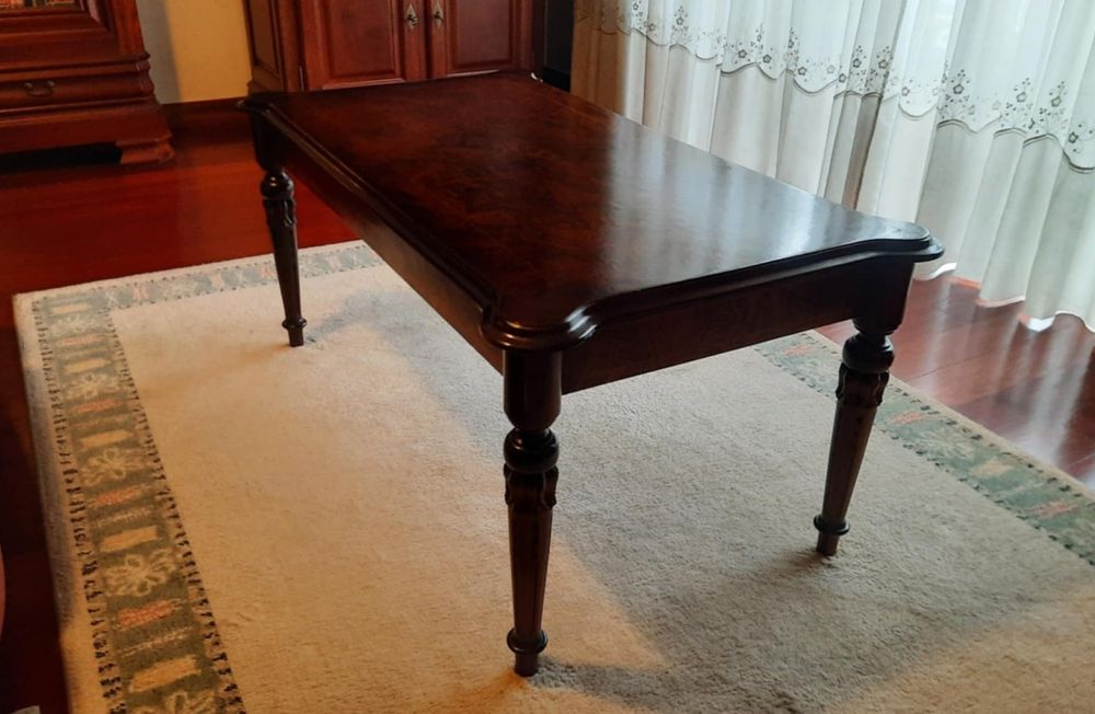 Mesa de centro muito elegante, em madeira de raiz nogueira