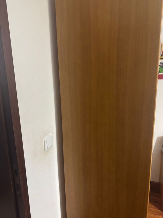 Mobília de quarto de madeira maciça em bom estado