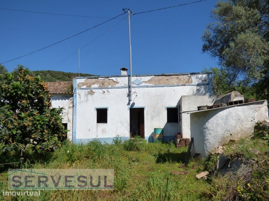 Casa antiga para restaurar, inserida em terreno com uma área total ...