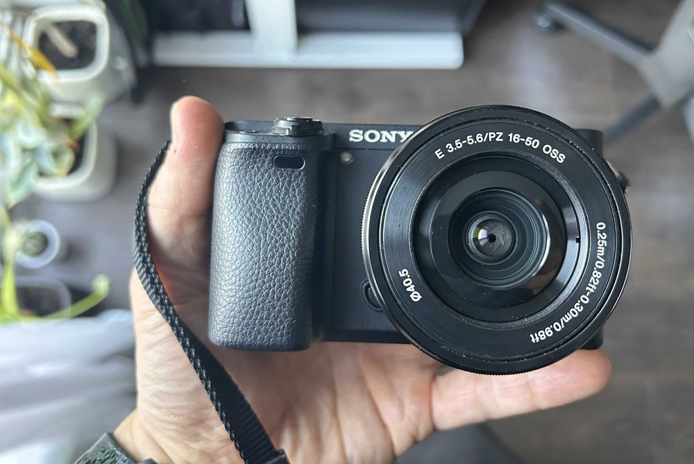 Sony a6300 + f3.5-5.6 / 16-50 OSS - bezlusterkowiec, jak nowy