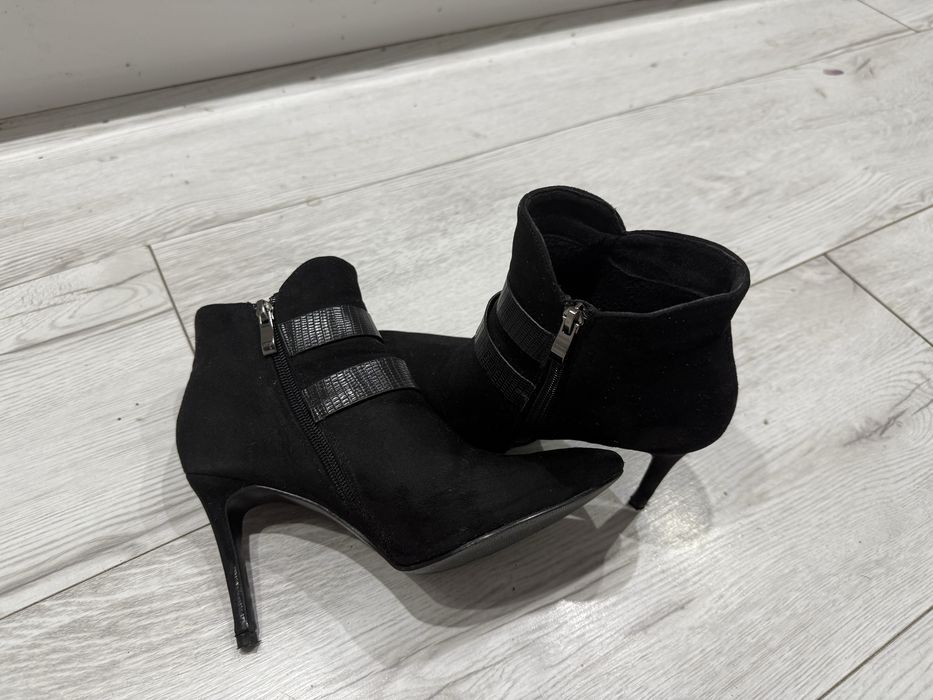 Czarne botki na obcasie klamry Vices 37
