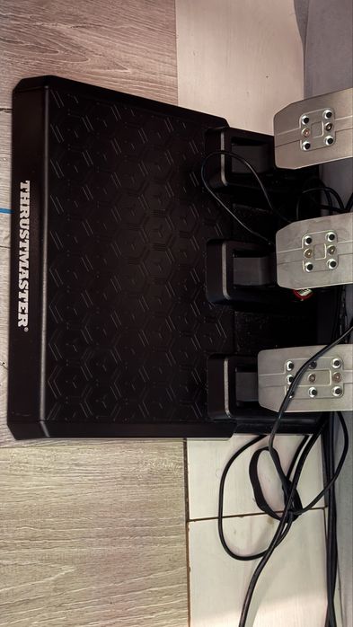 Thrustmaster T248R – Estado Impecável | 2 Anos e meio de Garantia
