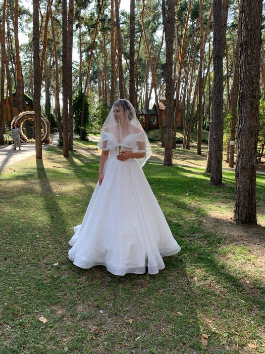 Блестящее свададное платье