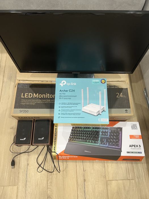 Монітор комп’ютерний, роутер, клавіатура, колонки