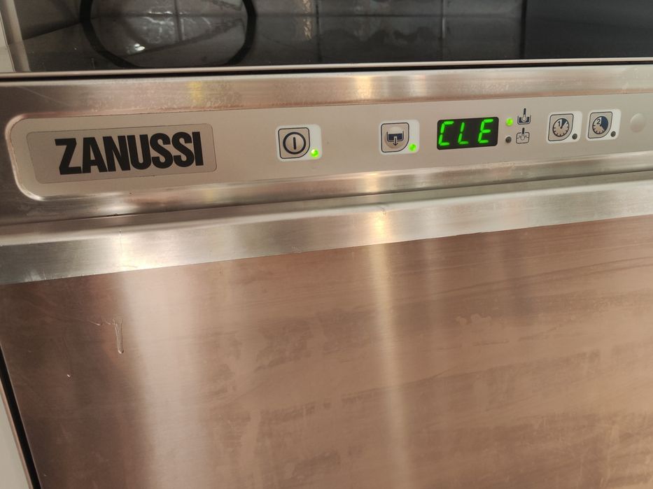 Máquina de Lavar Loiça Profissional Electrolux (Zanussi) – Como Nova!