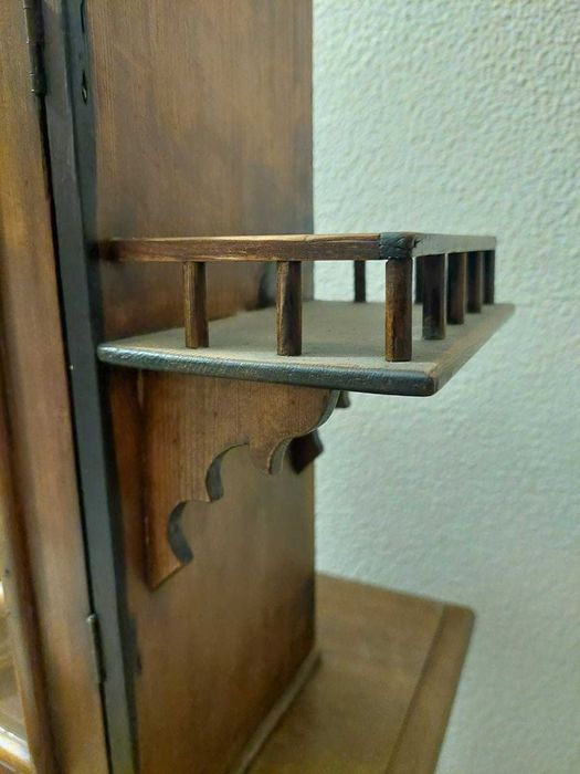 Vitrine antiga em madeira com loiça decorativa – móvel inferior oferta