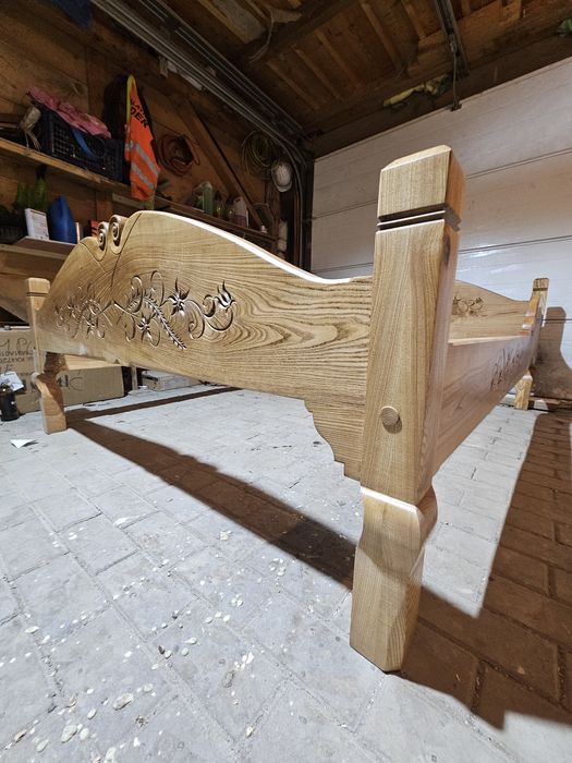 Łóżko z litego drewna jesionowego