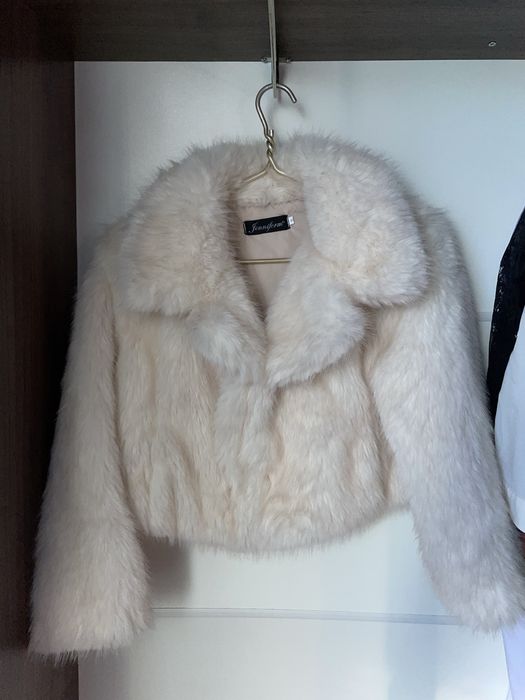 Ніжна біла шубка