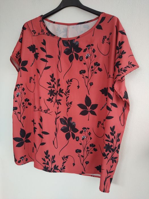 Blusa Fluída Coral com Estampa Botânica / Floral Preta - Tamanho XL - Nova!
