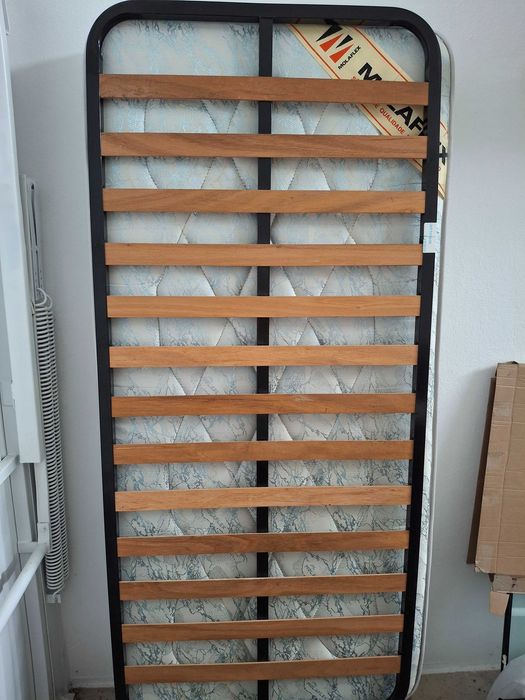 Mobiliário de criança - Cómoda, mesinha, cama e colchão - Tudo 100€