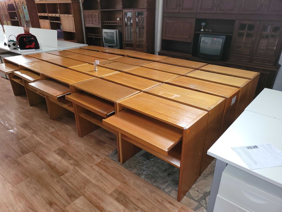 51 secretárias (Penso que Olaio) em madeira com prateleira deslizante